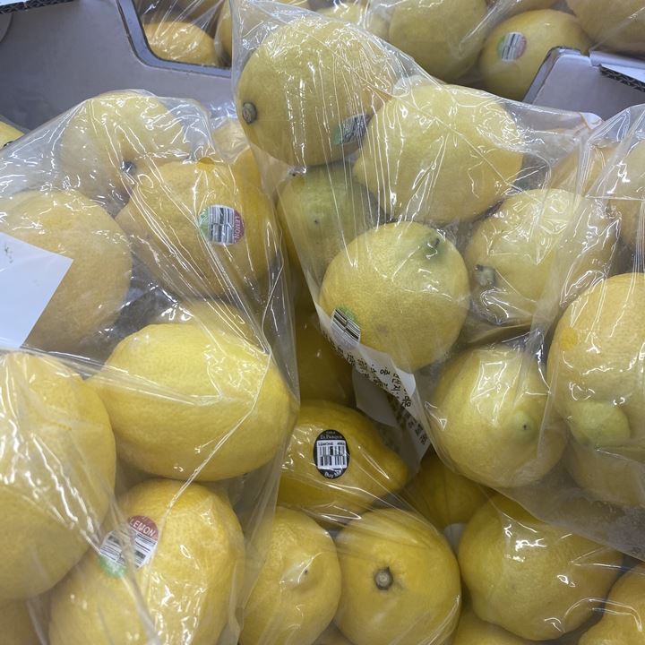 잘 익은 레몬들이 한 묶음으로 비닐봉투 안에 들어있다.